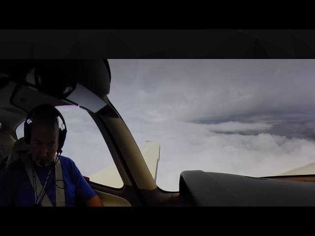 Cirrus SR22 between cloud layers 360