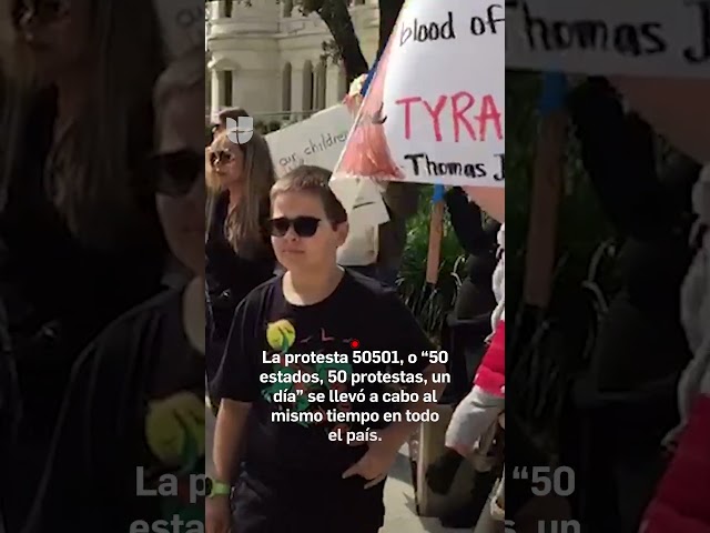 Manifestación frente al Ayuntamiento de San Antonio contra la administración Trump