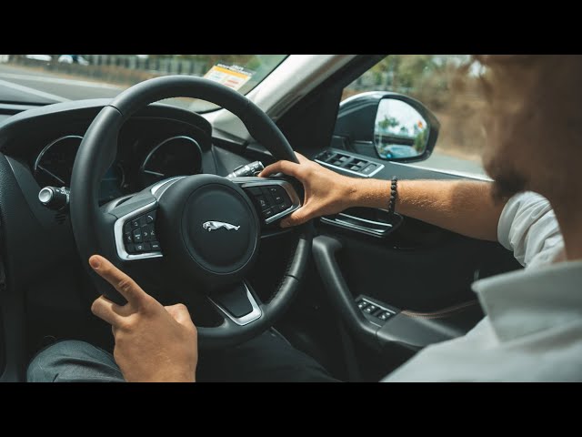 Explore Jaguars F‑PACE Interior in 360