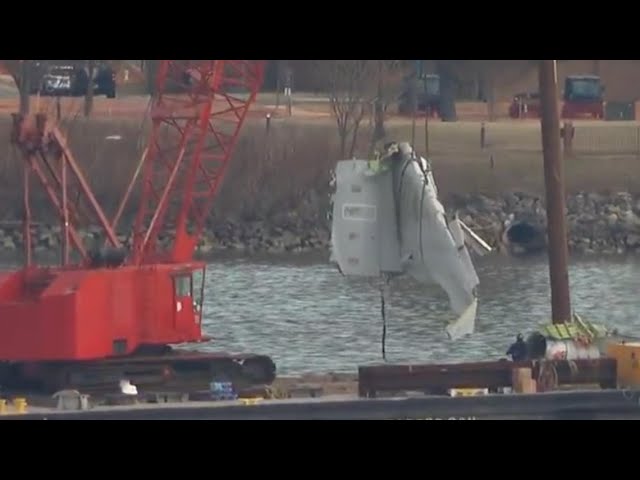 Crews remove wreckage from D.C. plane crash from Potomac River (Feb. 3, 2025)