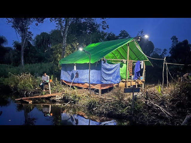 Camping di hutan enak tidur saat turun hujan