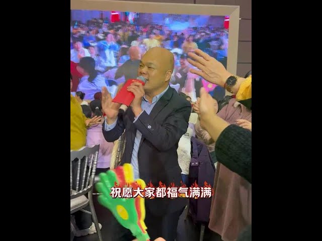 Guangge was invited to sing at the company's annual meeting  and everyone waved and applauded!# cov