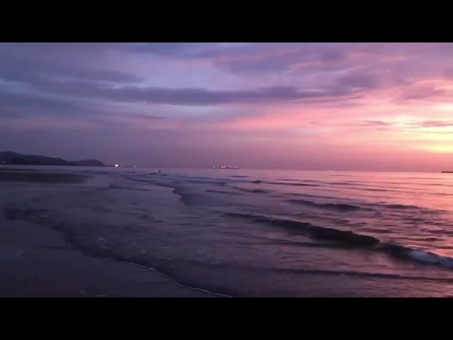 El atardecer en la playa es hermoso.