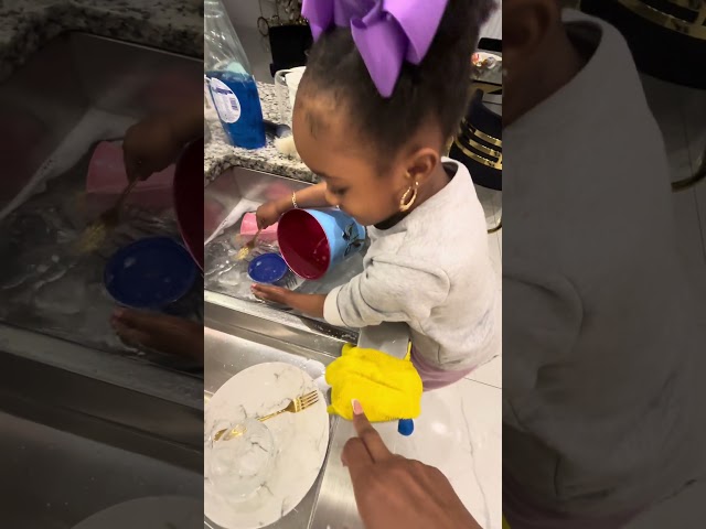 Mom catches daughter washing dishes with her hands😩 MUST WATCH TIL END #shorts