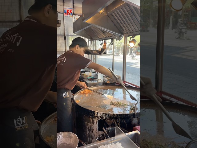 Thai Street Food in Bangkok! 🇹🇭 #shorts #thaifood #thailand #bangkok #food #foodie