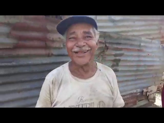 Comiendo sandillas con Don blas y su muñeca muy enamorados