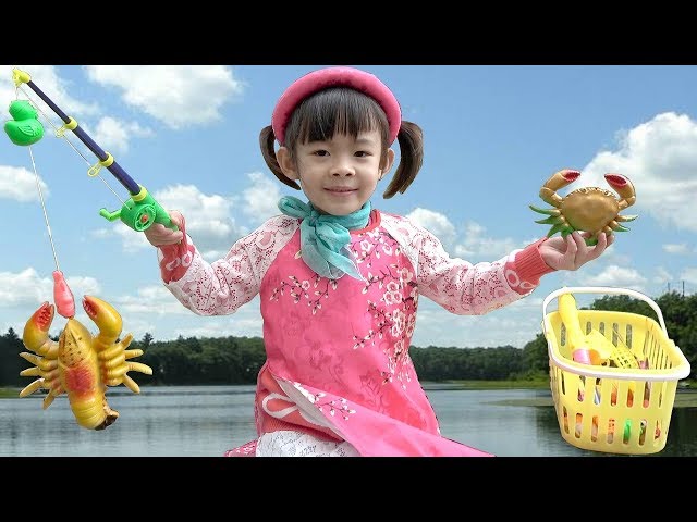 Bé đi câu cá và học một số loài côn trùng gần gũi ❤ AnAn ToysReview TV ❤