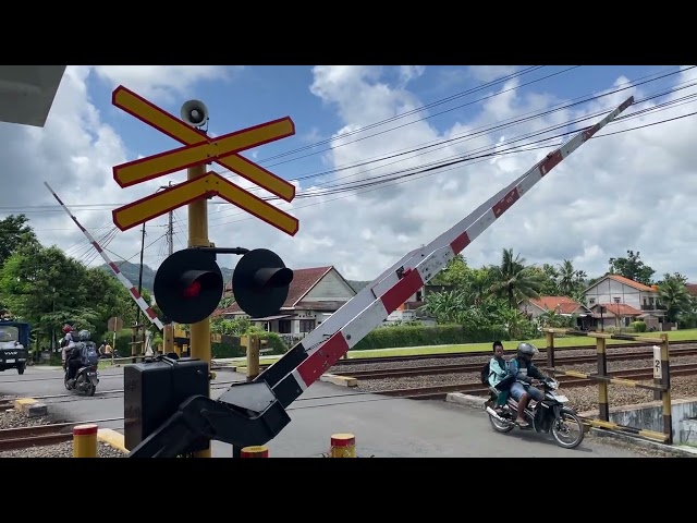 Railroad Crossing | Kompilasi Palang Pintu Perlintasan Kereta Api