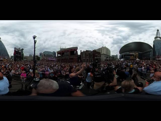 Keith Urban sings a free concert in Nashville