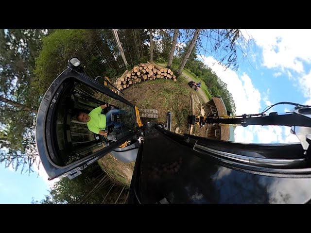 360Video - John Deere 60G with Engcon EC206 Tiltrotor Head moving tree with Grapple