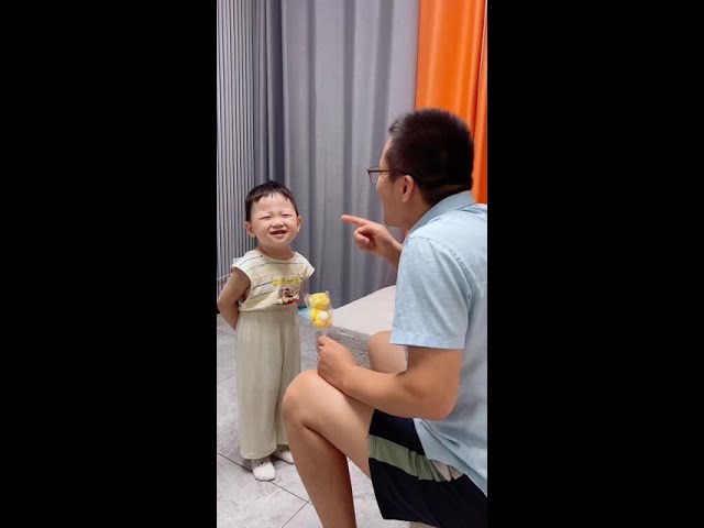 Dad is teaching his son to shout dad! Unexpectedly, the baby shouted a 360-degree turn.😂It's so fu