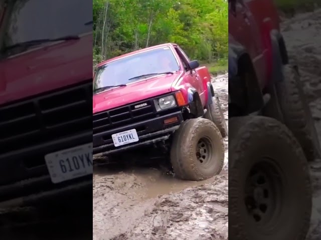 1985 Toyota Pickup 4x4 stuck in mud hole #toyotapickup #hiluxpickup #toyotahilux