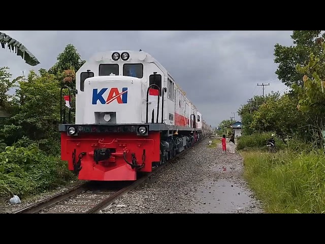 Aktivitas langsiran dan perjalanan Kereta Api Semen Divre 2 Sumbar!!