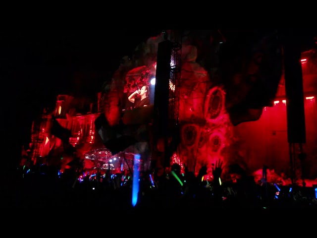 W&W blowing up MAINSTAGE at TOMORROWWORLD 2015