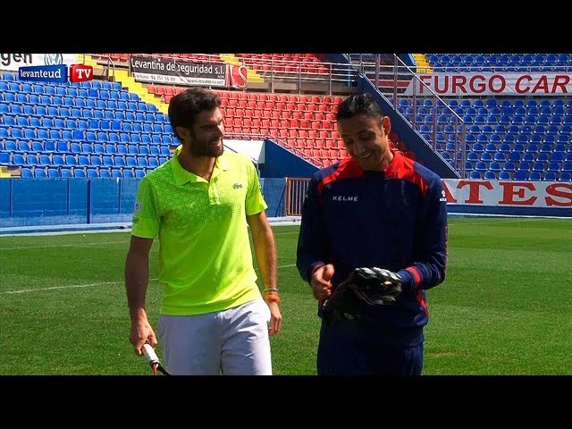 Duelo entre Keylor Navas y el tenista Pablo Andujar sobre el césped del estadio del Levante UD