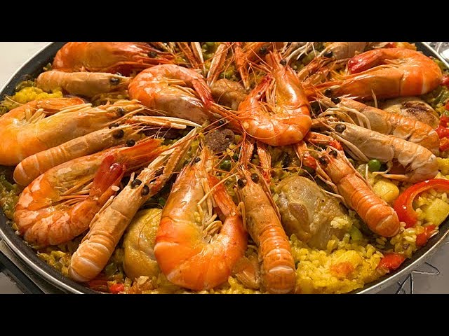 Spanish Paella! How to cook paella at home!? Paella with seafood and chicken!