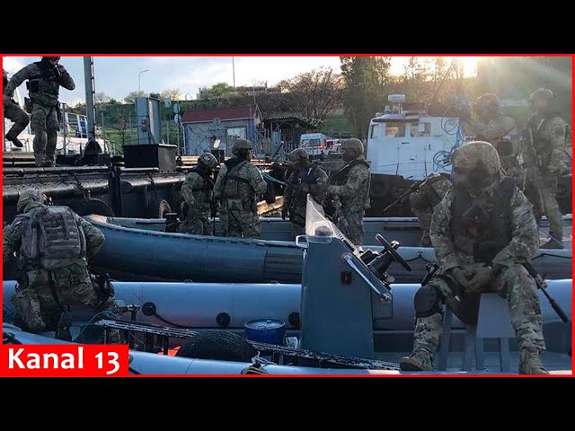 Russian military breaks their boats to avoid storming the Dnieper islands in Kherson