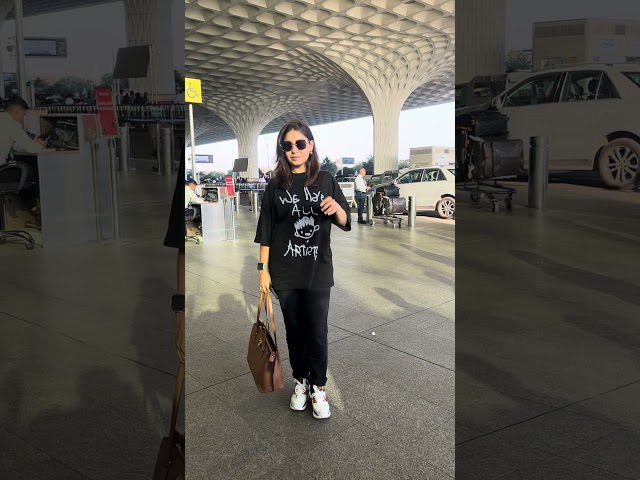 Sunidhi Chauhan Spotted At Airport.