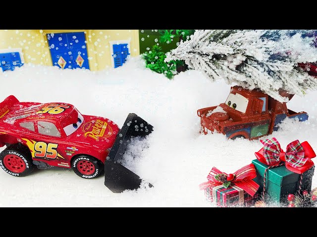 Toy Cars for Kids | Mater Stuck in the Snow on Christmas! Lightning McQueen Toy Goes to Help