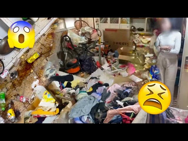 😰This Is Actually The Home Of A Music Teacher! It’S So Messy!