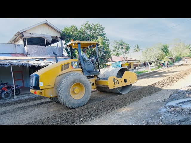 Heavy Single Drum Soil Compactor CAT CS11 GC Working with KOMATSU GD511A Bulldozer