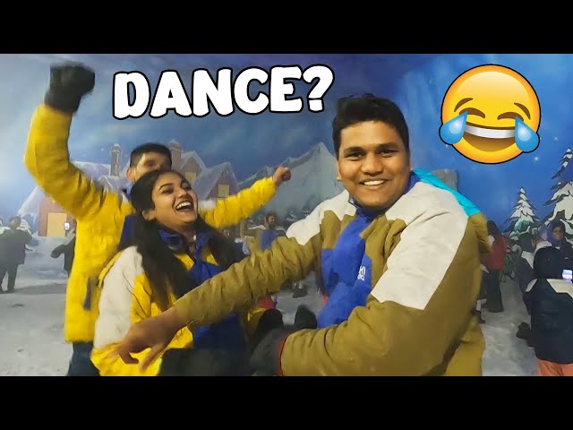 We Started Dancing in PUBLIC! (Snow World Experience)