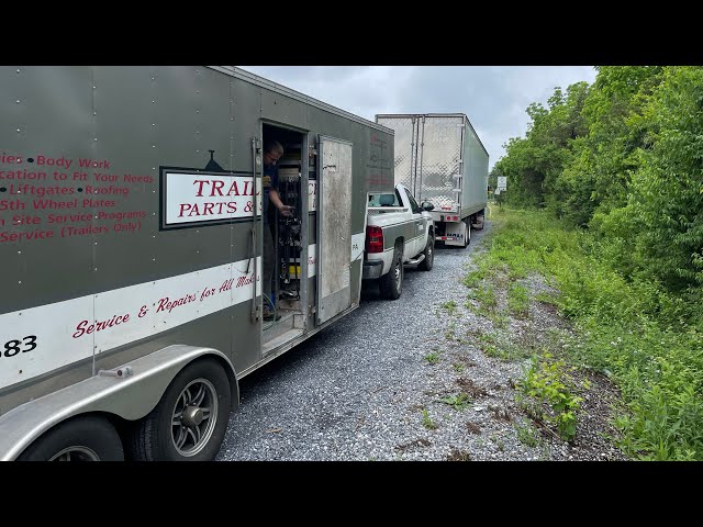 Air Line Fitting broke 1989 Peterbilt Roadside service