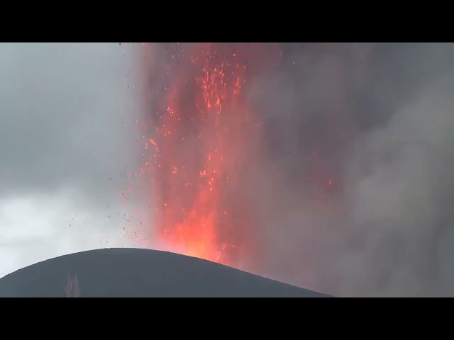 LAVA ERUPTS FROM A VOLCANO ON LA PALMA IN SPANISH - 2021