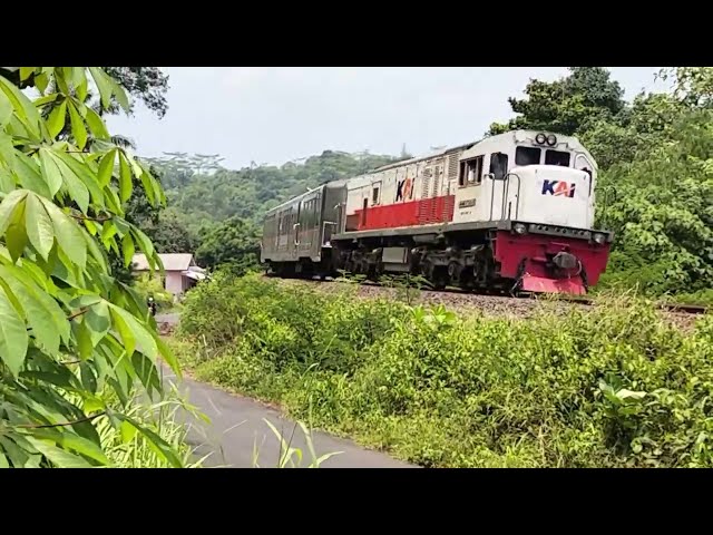 Kereta api keluar masuk jembatan cirahong