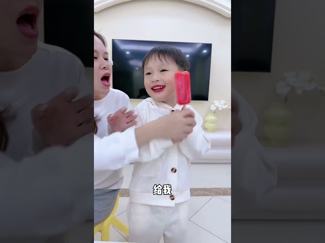 孩子大了也不好忽悠了，但是他什麼時候把西瓜換成冰棍的？#funny#鬥智鬥勇#萌娃