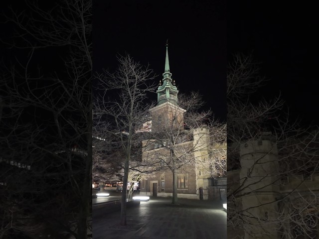 Winter London - Tower Hill at Night #londonwalkingtour #travel #uhdwalks