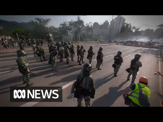 360° video: Between police and the protesters in Tai Po, Hong Kong | ABC News