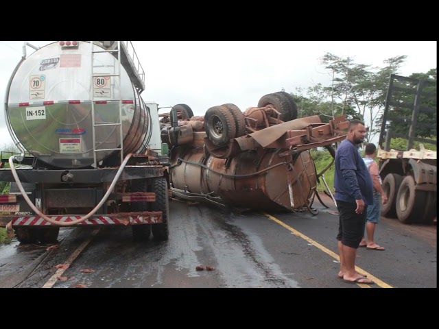 MOTORISTA DE CAMINHÃO SAI DA PISTA E CAPOTA VEÍCULO