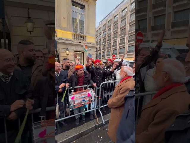 PM Modi gets greeted by Dhol and enthusiastic music in Paris