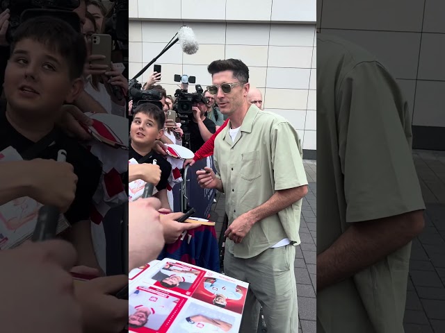 ROBERT LEWANDOWSKI ROZDAJĄC AUTOGRAFY: "JA WAS KOJARZĘ"