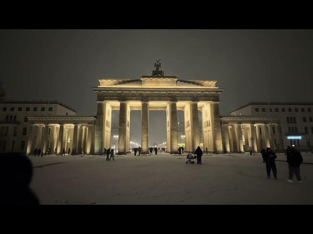 Brandenburger tor new year ☃️ Schneeflöckchen weißröckchen ❄️ walking tour #berlin #germany