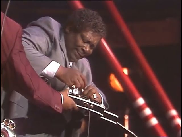 B.B.KING changing a broken string on stage in 1min 15s