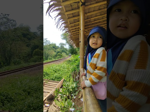 Menunggu Kereta Sambil Makan di saung Ambu Cirahong Ciamis