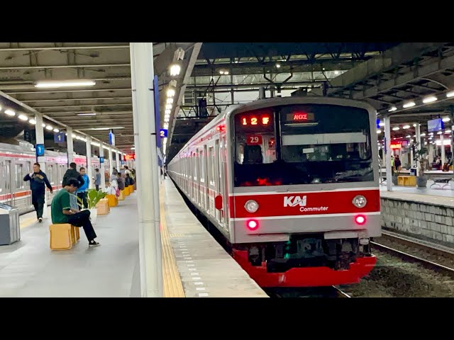 Kompilasi Krl Commuterline Dan Lokomotif Mondar Mandir di Stasiun jatinegara Jr205,Marchen,cc201