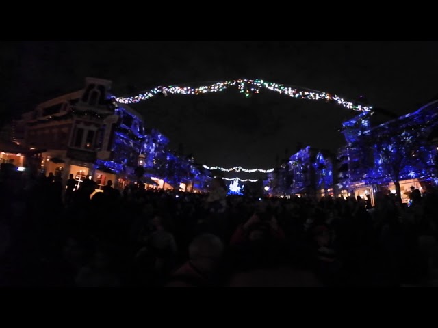 (360º Video) Disneyland Fireworks: Believe In Holiday Magic Cancelled - View From Main Street.