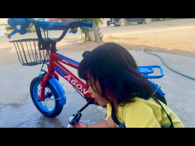 Eiifaa Wash the bike.🥰#cutebaby #cleankids #youtubevideo #youtube #shortvideo