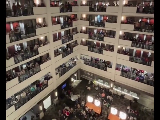 WOW 😮 HUNDREDS WORSHIP JESUS IN HOTEL BALCONIES, USA 🇺🇸 #jesus #fyp #usa #hotel #holiday #worship