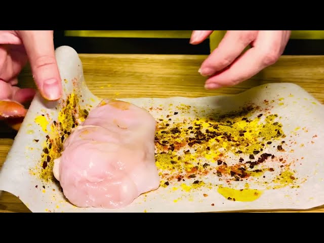 Juicy chicken in the frying pan | Baking paper for frying