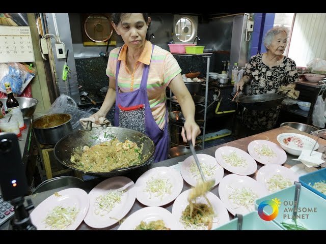 BEST PAD THAI in Tha Yang, Thailand! • 360 degree Vlog #1