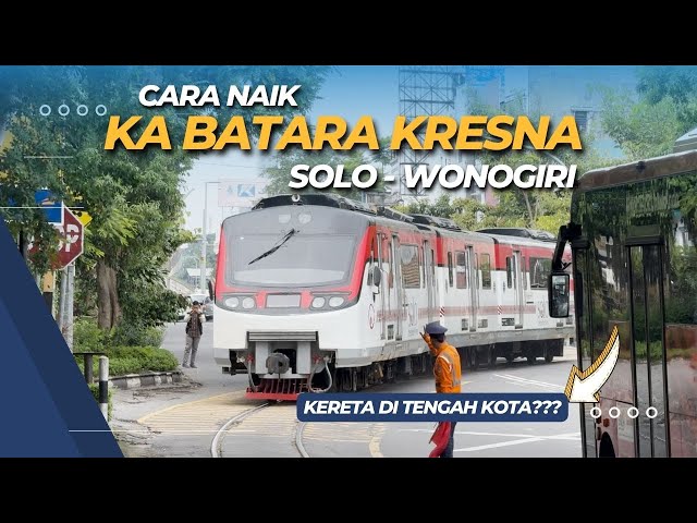 CARA NAIK KERETA BATARA KRESNA!! Kereta melintas di jalan raya Kota Solo