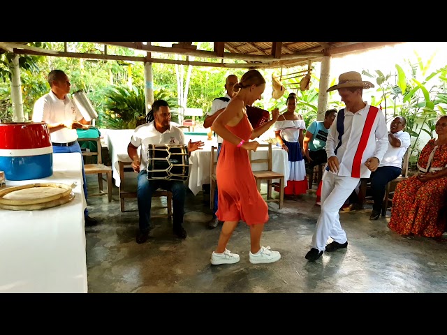 La Rusa baila merengue típico y deja campesinos sorprendidos en Guananico, República Dominicana