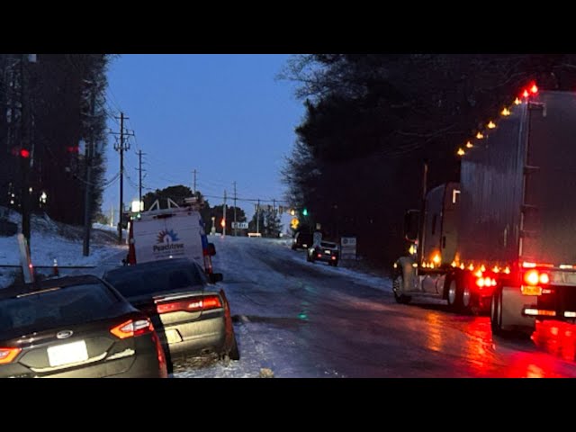 Hundreds of cars stranded after snowfall in Atlanta