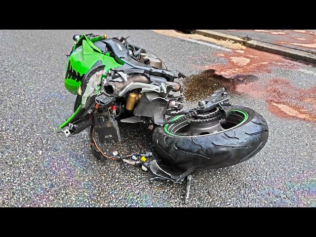 Motorcycle Crashes & CRAZY Motorcycle Moments - Episode 613