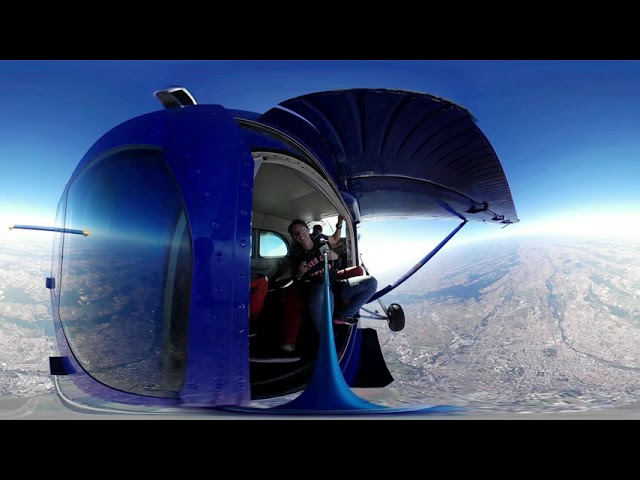 La vidéo 360° 3D de Caroline by YEPYEP parachuting