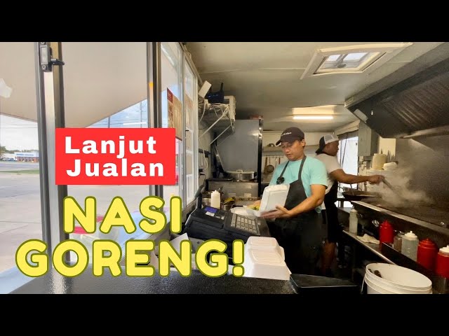 LANJUT JUALAN DI DALAM FOOD TRUCK… BERHARAP RAME…